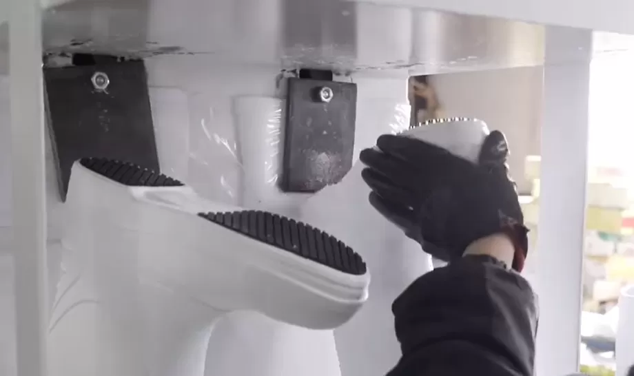 Нанесение противоскользящих пластырей на подошвы